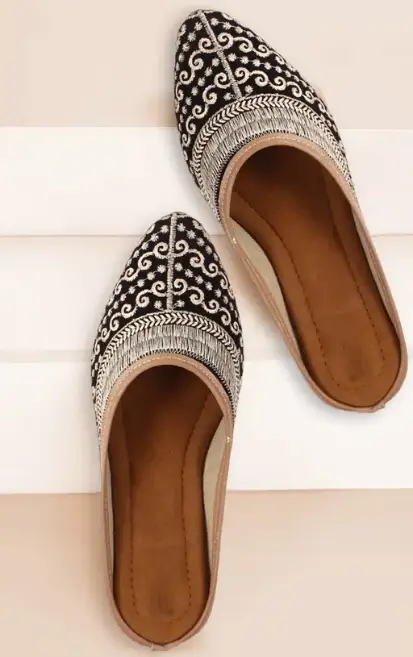 Hayat  Punjabi Jutis For Women  (Grey, Black , 8)